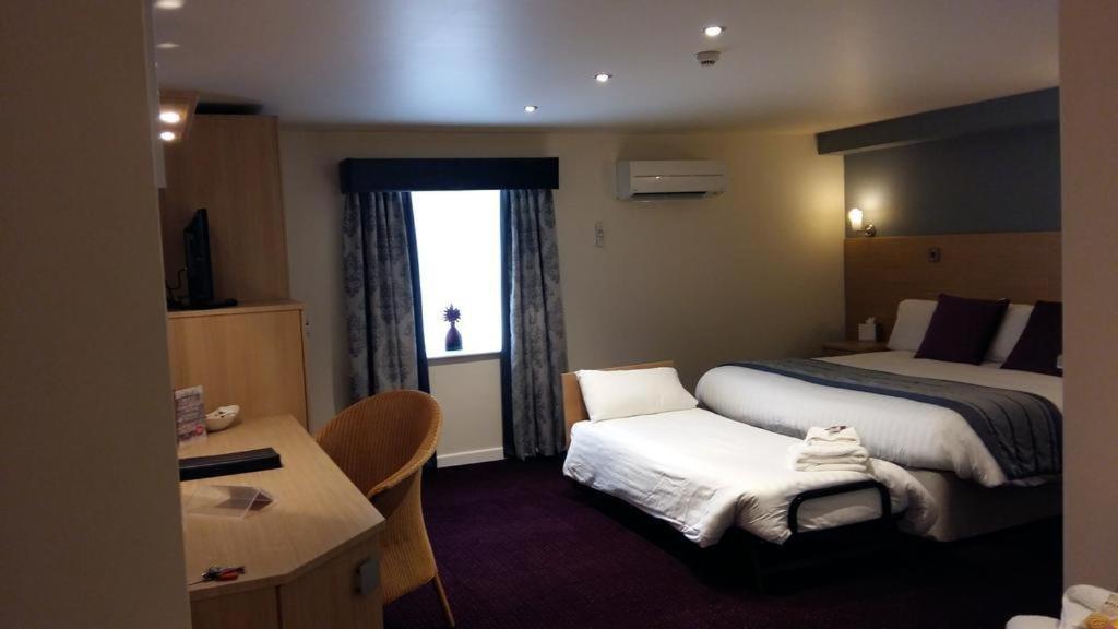Cambridge Hotel Waterfront Brighouse Exterior foto